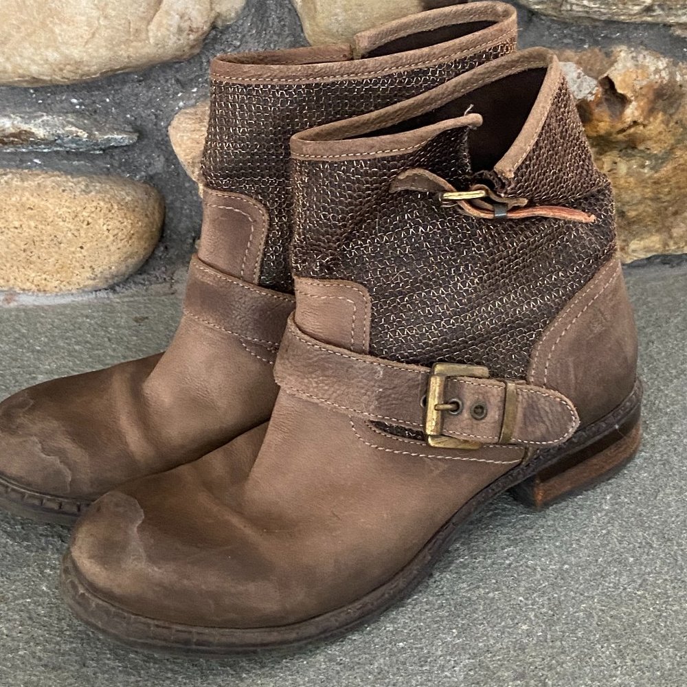 Sundance Bound for Glory Ankle Boots, size 9